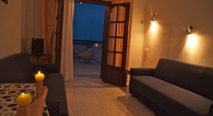 suite 28 living room